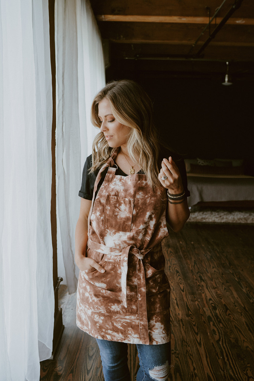Rustic blast apron on model